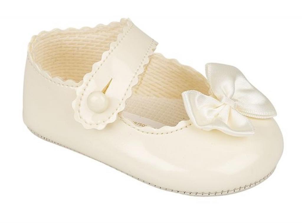 Ivory patent bow pre-walker shoes